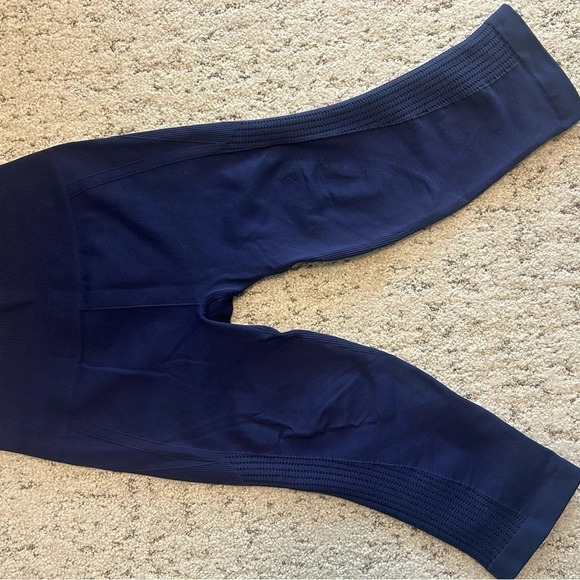 Lululemon compression capri “flow and go” seamless capris size 2 - Picture 6 of 7
